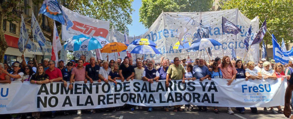 Multitudinaria marcha de las dos CTA y sindicatos de la CGT en rechazo a la Reforma Laboral