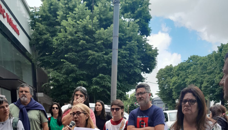 La Plata: Jubilados reclamaron frente al PAMI por la quita de medicamentos