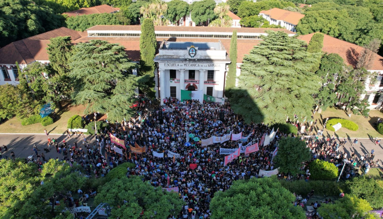 La CTA presente en el abrazo y pañuelazo en la ex ESMA contra los despidos