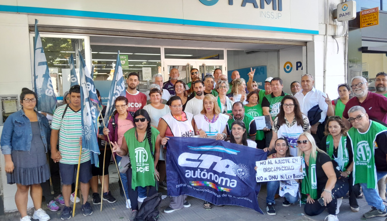 Continúan las protestas frente al PAMI de La Plata