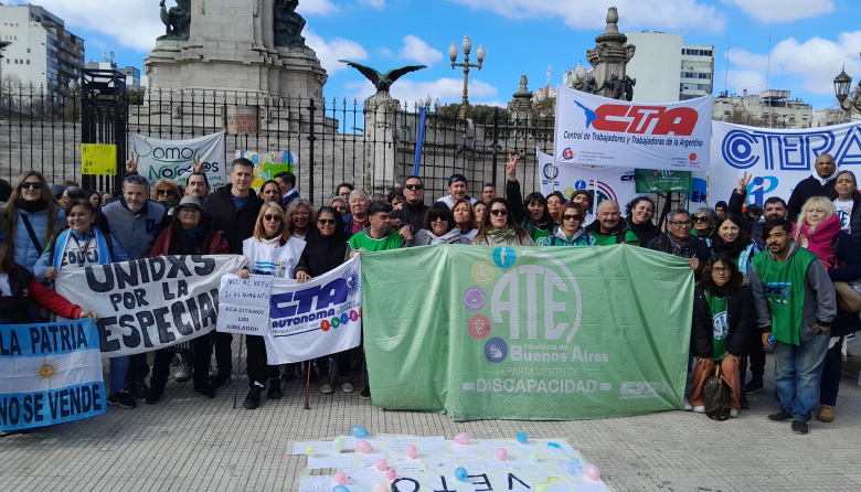 Masiva concentración frente al Congreso contra el veto a la emergencia en Discapacidad