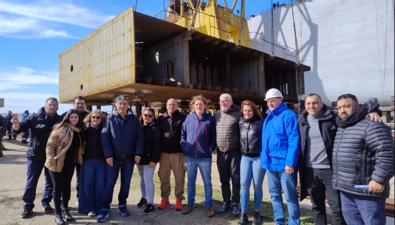 Trabajadores del ARS colocaron el primer bloque del nuevo dique flotante