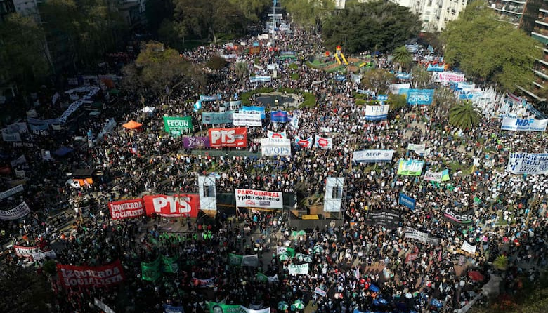 Movilizaciones en todo el país derrumbaron los vetos de Milei contra la salud y la universidad pública 