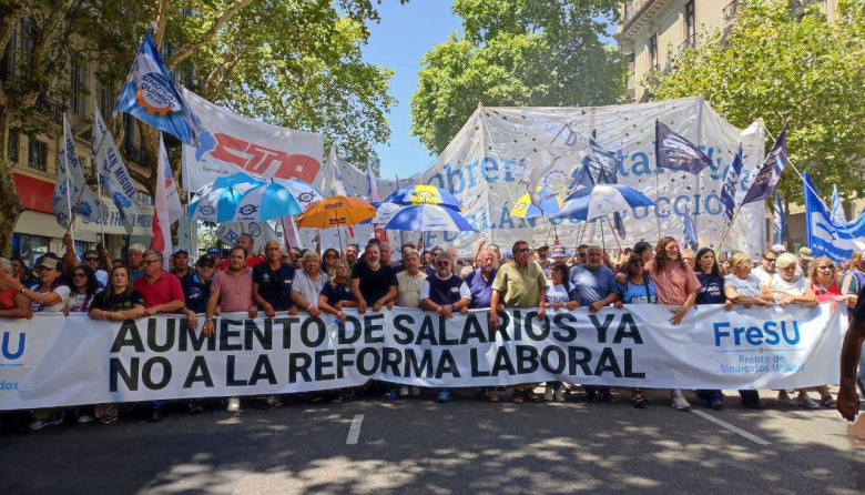 Multitudinaria marcha de las dos CTA y sindicatos de la CGT en rechazo a la Reforma Laboral
