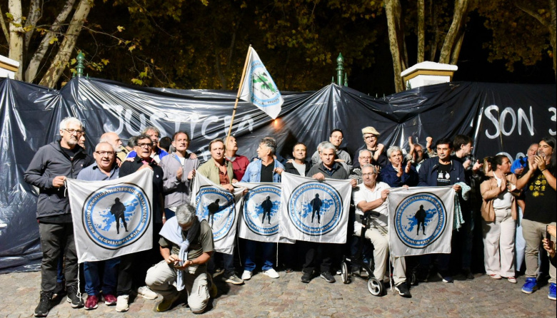 El CECIM junto al pueblo movilizado preservó el espacio de memoria en Plaza Malvinas