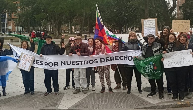 El Banderazo Federal por la Discapacidad se sintió en La Plata