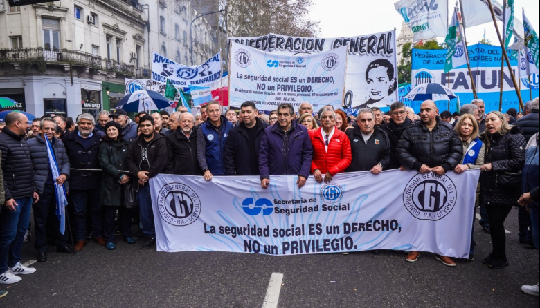 Las CTA, la CGT y los movimientos sociales se movilizaron en apoyo a los jubilados
