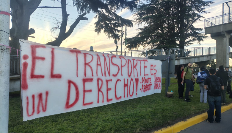 Reclamo en la terminal de micros contra el recorte de servicios