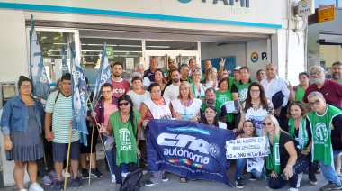 Continúan las protestas frente al PAMI de La Plata