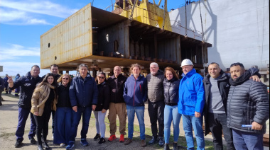 Trabajadores del ARS colocaron el primer bloque del nuevo dique flotante