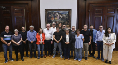 Reunión con el gobernador Kicillof fortaleciendo la solidaridad internacional