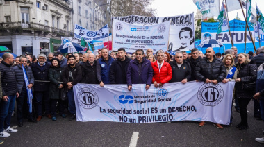 Las CTA, la CGT y los movimientos sociales se movilizaron en apoyo a los jubilados