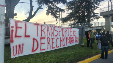 Reclamo en la terminal de micros contra el recorte de servicios