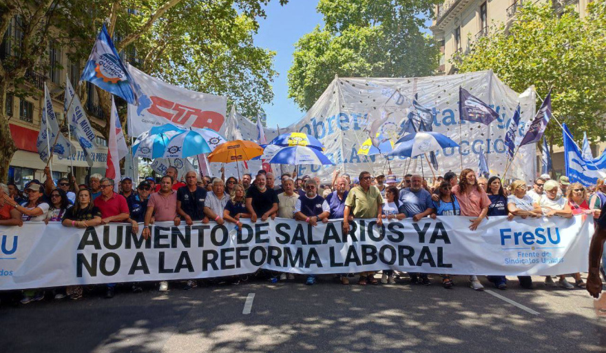 Multitudinaria marcha de las dos CTA y sindicatos de la CGT en rechazo a la Reforma Laboral